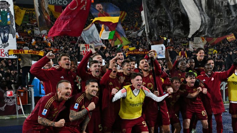 Los jugadores de la Roma celebran después de ganar el derbi contra la Lazio.