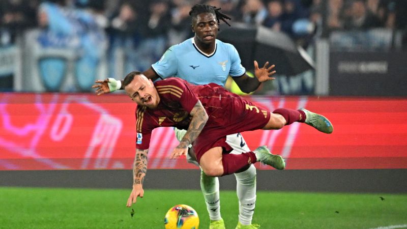 El defensa español de la Roma, José Tasende, lucha por el balón con el delantero francés de la Lazio, Loum Tchaouna.