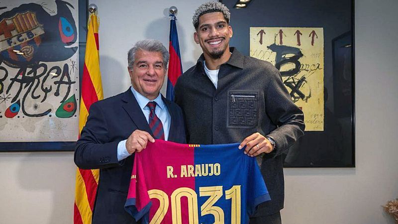 El defensa uruguayo Ronald Araujo renovó con el Barcelona hasta el 2031.