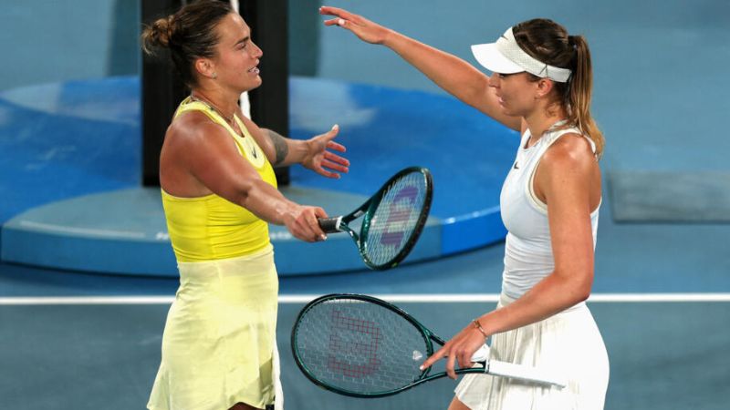 Aryna Sabalenka se saluda con la española Paula Badosa, en el juego de semifinal del Abierto de Australia.