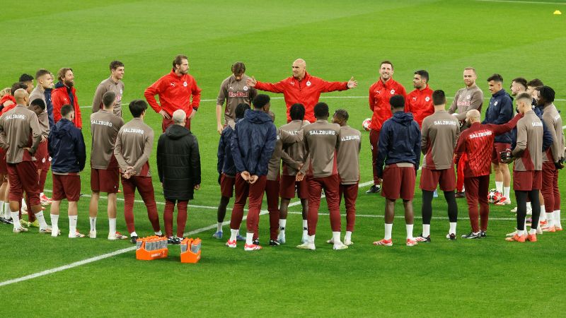 Los jugadores del equipo de Salzburgo asisten a una sesión de entrenamiento en la víspera del partido contra el Real Madrid.