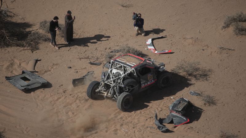 El Dacia del piloto francés Sébastien Loeb es visto después de estrellarse durante la etapa 3 del 47º Rally Dakar entre Bisha y Al Henakiyah.