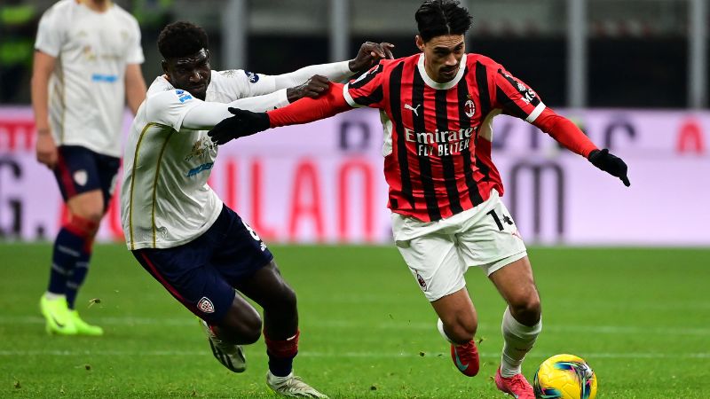 El centrocampista francés del Cagliari, Michel Adopo, lucha por el balón con el holandés del AC Milan, Tijani Reijnders.