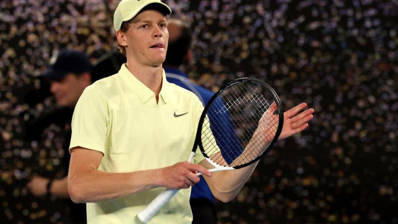 Jannik Sinner avanzó a la tercera ronda de un Abierto de Australia en el que defiende el título.