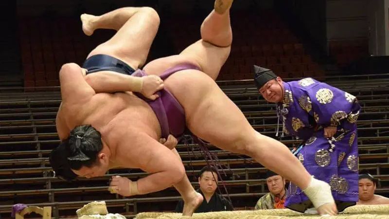 El sumo está organizando torneos de exhibición en el extranjero.