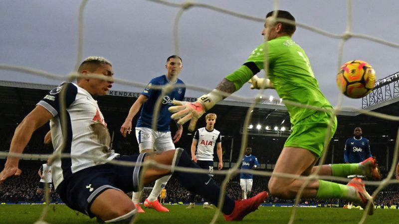 El delantero brasileño del Tottenham Hotspur, Richarlison, marca su segundo gol bajo la presión del portero inglés del Everton, Jordan Pickford.