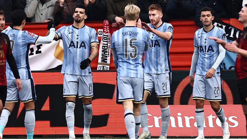 El centrocampista sueco del Tottenham Hotspur, Dejan Kulusevski, celebra con sus compañeros de equipo después de anotar su segundo gol contra el Tamworth.