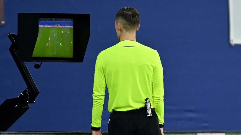 Los clubes de la élite masculina del fútbol noruego se pronunciaron a favor de la abolición del videoarbitraje (VAR).