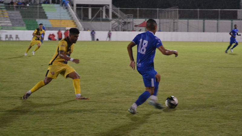 Los equipos Victoria y Génesis Comayagua se enfrentan en el estadio San Jorge de Olanchito.