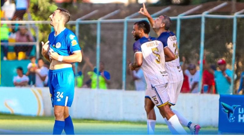 El delantero de Potros de Olancho FC, Eddie Hernández celebra después de anotar el tanto del empate de su equipo frente a Victoria.