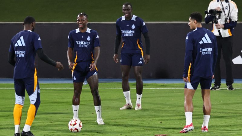 El delantero brasileño del Real Madrid, Vinicius Junior, asiste a una sesión de entrenamiento en la Ciudad Deportiva Rey Abdullah en Yeddah.