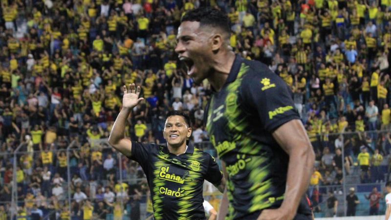 El colombiano Yeison Moreno celebra el gol que le dio el triunfo al Real España sobre Olimpia.