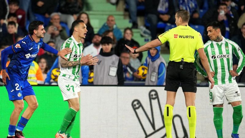 Anthony vio la tarjeta roja en una acción involuntaria durante el partido Betis contra el Getafe.