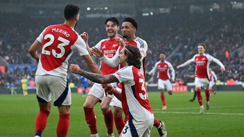 El centrocampista español del Arsenal, Mikel Merino, celebra con sus compañeros de equipo después de anotar el segundo gol durante el partido contra el Leicester City.