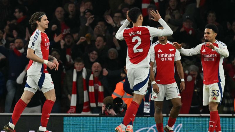 El centrocampista inglés del Arsenal Ethan Nwaneri celebra con sus compañeros uno de los goles sobre el Manchester City.