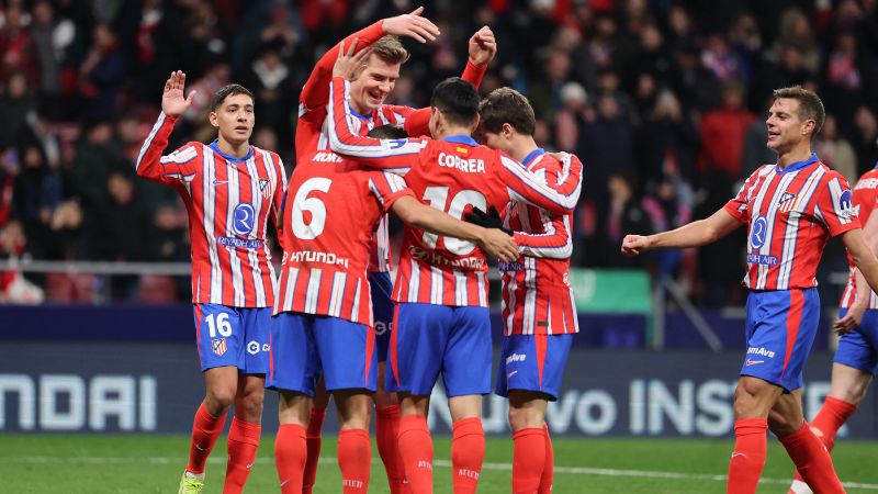 El delantero noruego del Atlético de Madrid, Alexander Sorloth, celebra con sus compañeros de equipo después de anotar el quinto gol contra el Getafe por la Copa del Rey.