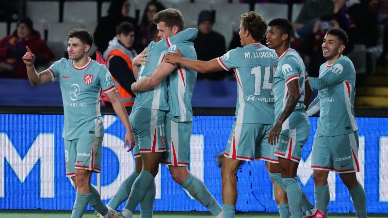 El delantero noruego del Atlético de Madrid, Alexander Sorloth, celebra con sus compañeros el cuarto gol contra el Barcelona.