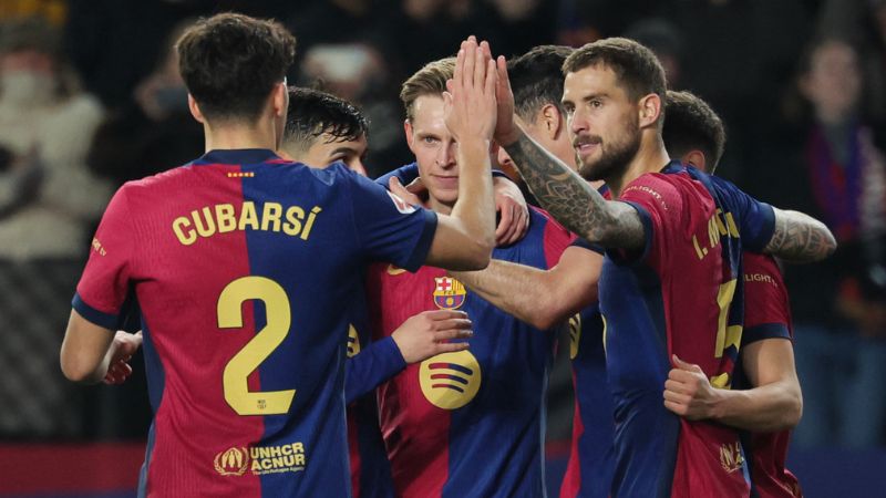 Los jugadores del Barcelona celebran después de que el delantero polaco, Robert Lewandowski, anotara el gol del triunfo sobre Rayo Vallecano.