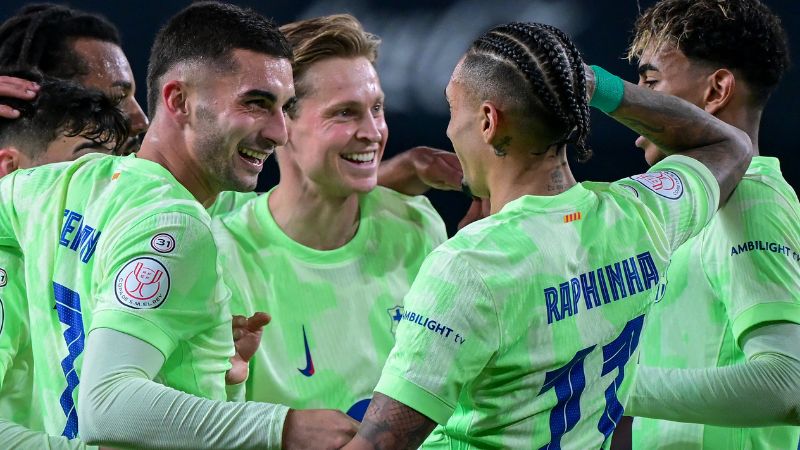 Los jugadores del Barcelona celebran la victoria sobre el Valencia que les permite clasificar a semifinales de la Copa del Rey.