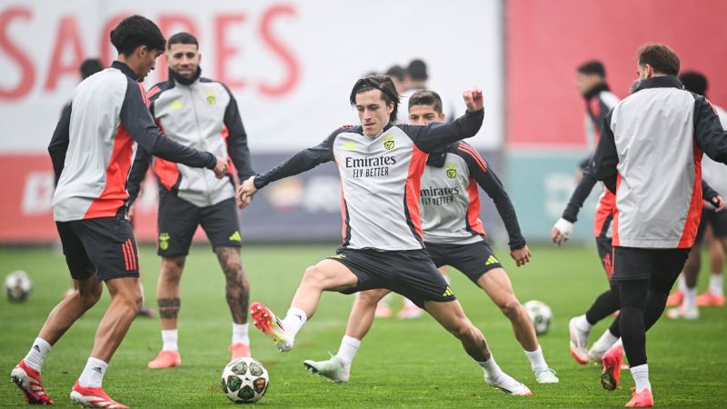 El defensor español del Benfica, Álvaro Carreras, asiste a una sesión de entrenamiento previo al duelo de vuelta ante el Mónaco.