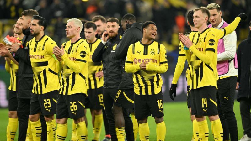 Los jugadores del Dortmund celebran con sus fanáticos después del partido contra el Sporting de Lisboa.