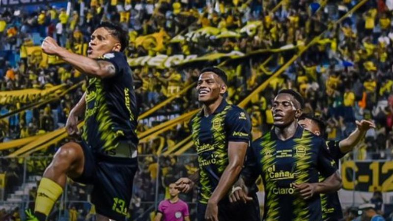 Brayan Moya celebra el segundo gol frente a Motagua, en el estadio Morazán.