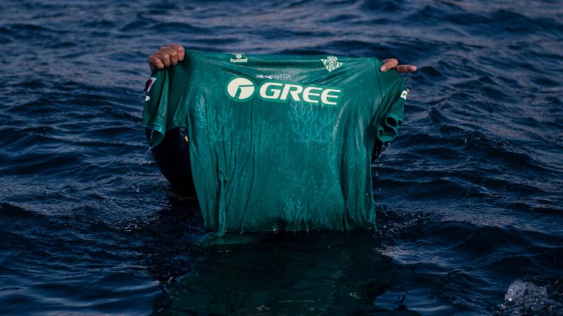 La bióloga Candela Sánchez muestra la nueva equipación que presentó el Real Betis Balompié.