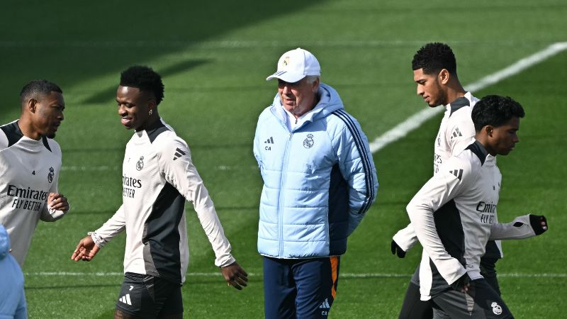 El entrenador italiano del Real Madrid, Carlo Ancelotti, dirige una sesión de entrenamiento previo al partido del miércoles frente al Manchester City.