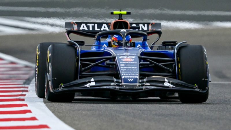 El piloto español de Williams, Carlos Sainz, conduce durante el segundo día de pruebas de pretemporada de Fórmula 1 en el Circuito Internacional de Bahréin en Sakhir.