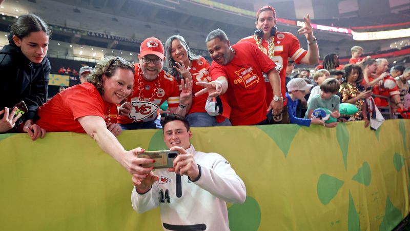 Matt Araiza, pateador de los Kansas City Chiefs, se toma una selfie con los fanáticos dentro del Caesars Superdome.