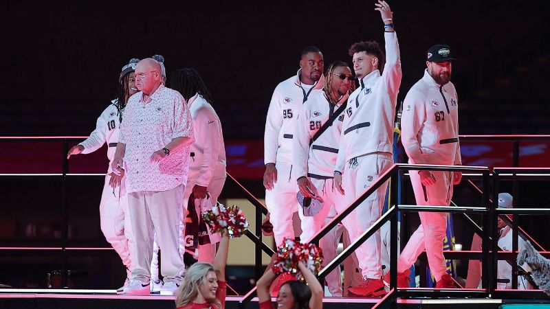 El entrenador en jefe Andy Reid de los Kansas City Chiefs, Isiah Pacheco, Anthony Firkser, Justin Reid, Travis Kelce y Patrick Mahomes, salen del campo durante la noche inaugural del Super Bowl LIX en el Caesars Superdome.