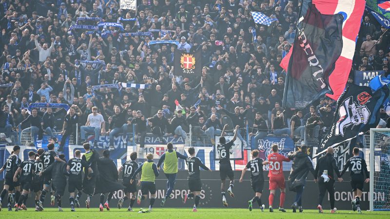 Los jugadores de Como animan a sus aficionados después de ganar el partido contra el Nápoles.