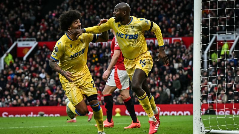 El delantero francés del Crystal Palace, Jean-Philippe Mateta, celebra con su compañero Chris Richards, tras anotar el primer gol de su equipo frente al Manchester United.