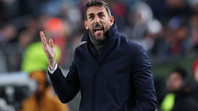 En la foto de archivo, el entrenador español de El Salvador, David Dóniga, hace un gesto durante el partido amistoso internacional contra Argentina.