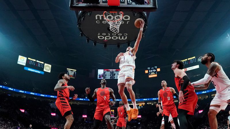 Devin Booker de los Phoenix Suns conduce hacia la canasta durante la segunda mitad contra los Portland Trail Blazers en el Moda Center.