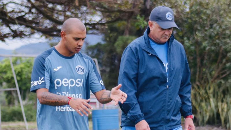 El delantero argentino, Diego Ledesma, dialoga con el técnico de Motagua, Diego Vázquez.