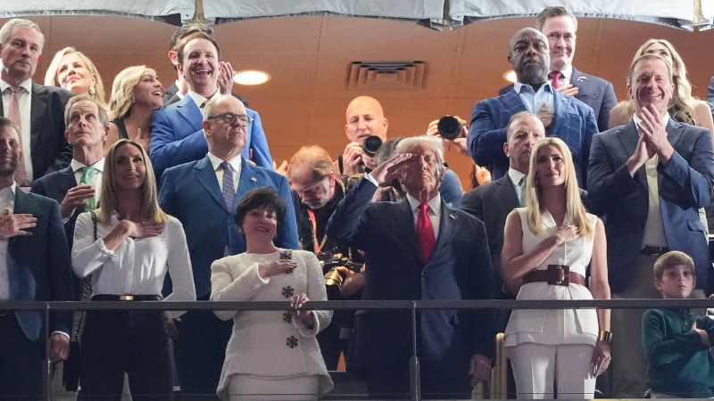 El presidente de Estados Unidos, Donald Trump, mira mientras el cantautor estadounidense Jon Baptiste interpreta el himno nacional antes del Super Bowl LIX.