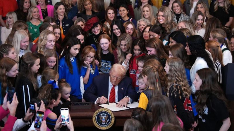 El presidente de los Estados Unidos, Donald Trump, firma decreto que impide a atletas transgénero participar en deportes femeninos.