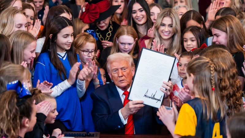 El presidente de los Estados Unidos, Donald Trump, muestra el decreto firmado que limita la participación de los atletas transgéneros.