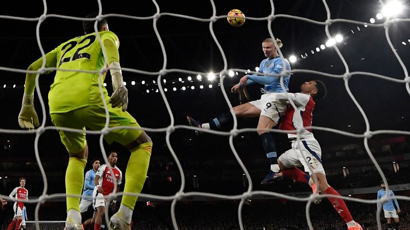 El delantero noruego del Manchester City Erling Haaland marca de cabeza el gol de su equipo sobre el Arsenal.