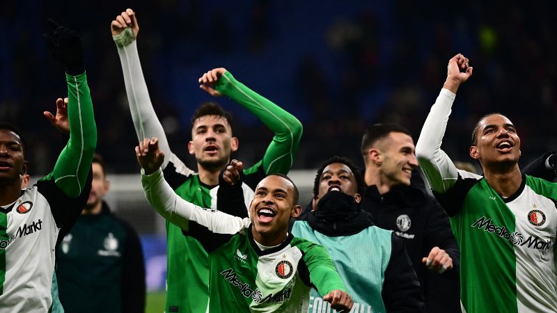 El delantero brasileño del Feyenoord, Igor Paixao, celebra con sus compañeros de equipo luego de dejar en el camino al Milan en la Champions.