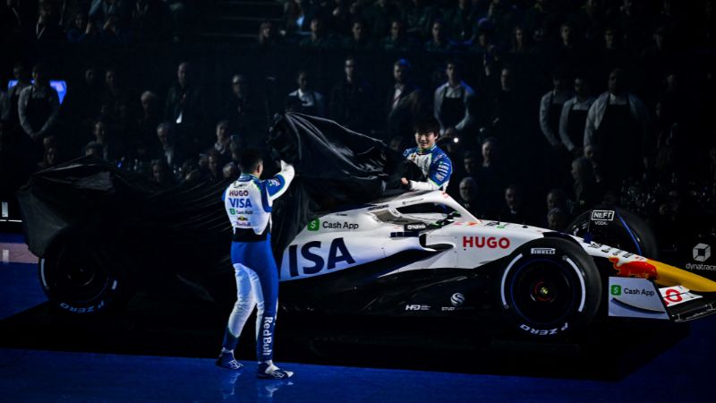 El piloto francés de Racing Bulls, Isack Hadjar y el japonés, Yuki Tsunoda, presentan el nuevo monoplaza de Fórmula 1 del equipo Racing Bulls Formula One.