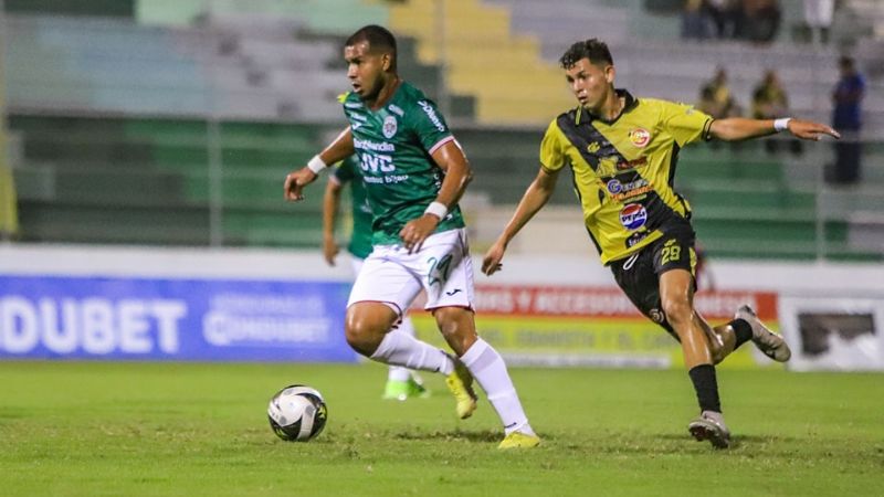 El panameño del Marathón, Rafael Águila, conduce el balón perseguido por Ángel Alvarado, de Génesis Comayagua. 