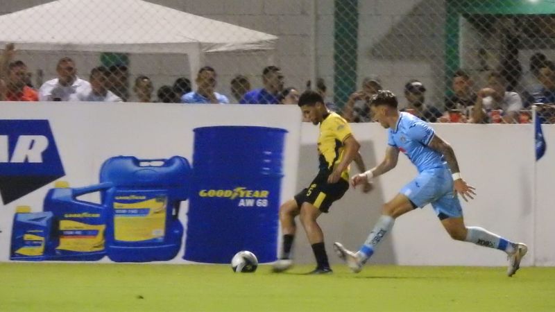 El motagüense Rodrigo Auzmendi llega a presionar al comayagüense Junior García.