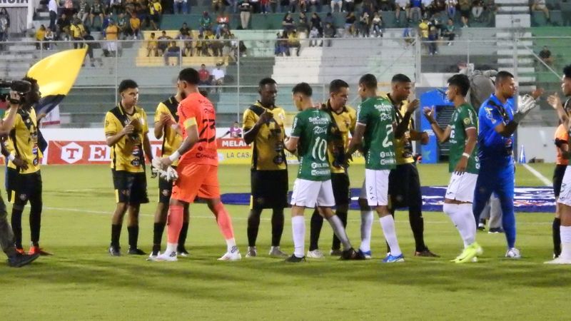 Los equipos Génesis Comayagua y Marathón se enfrentan en el estadio Carlos Miranda.