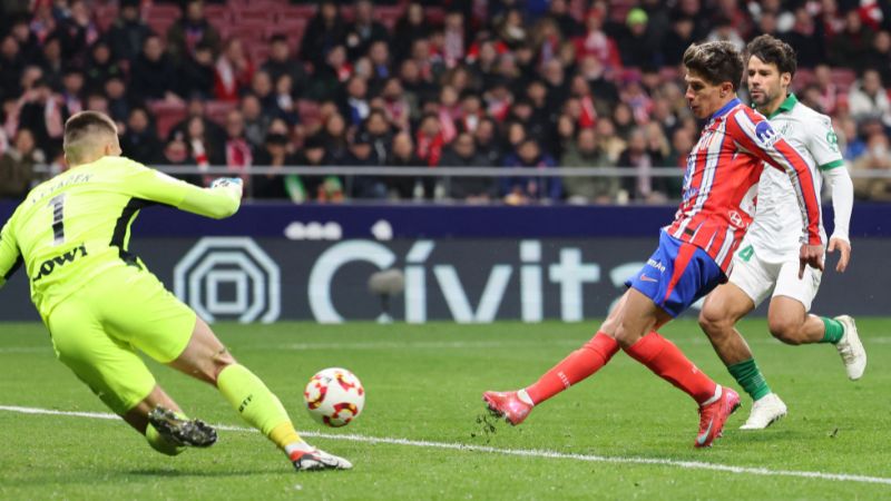 El delantero argentino del Atlético de Madrid, Giuliano Simeone, intenta marcar durante el partido contra el Getafe por la Copa del Rey.