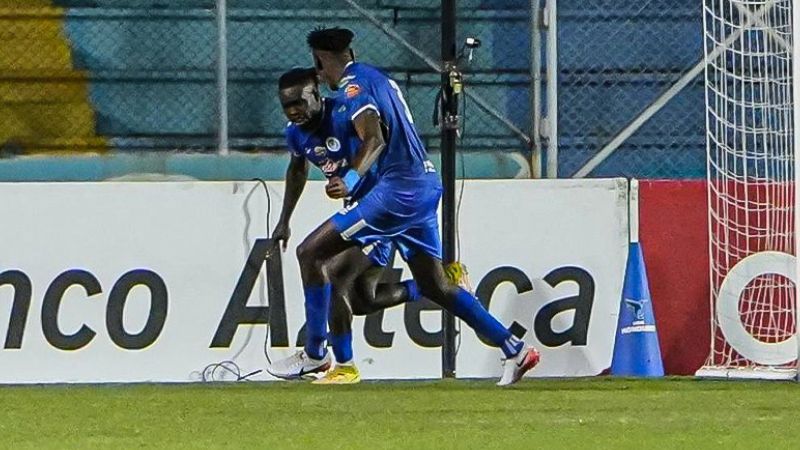 Héctor Aranda y Pablo Cacho celebran el tanto que le dio el empate a uno a Victoria frente a Olimpia.