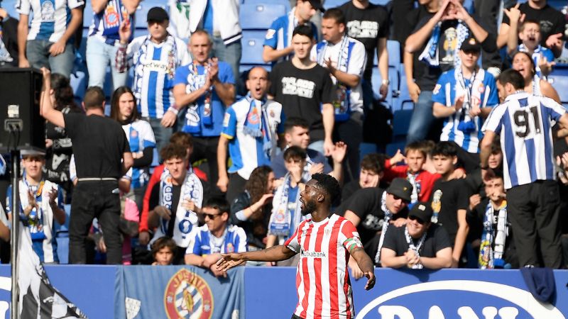 El delantero español del Athletic Bilbao, Inaki Williams, reacciona tras presuntos insultos racistas durante el partido contra el RCD Espanyol.