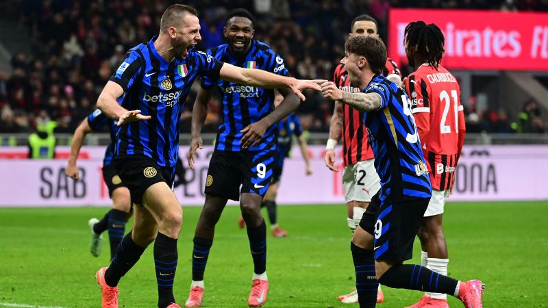 El defensa holandés del Inter de Milán, Stefan de Vrij, celebra con su compañero de equipo, Nicola Zalewski, después de anotar el tanto del empate frente al Milán.