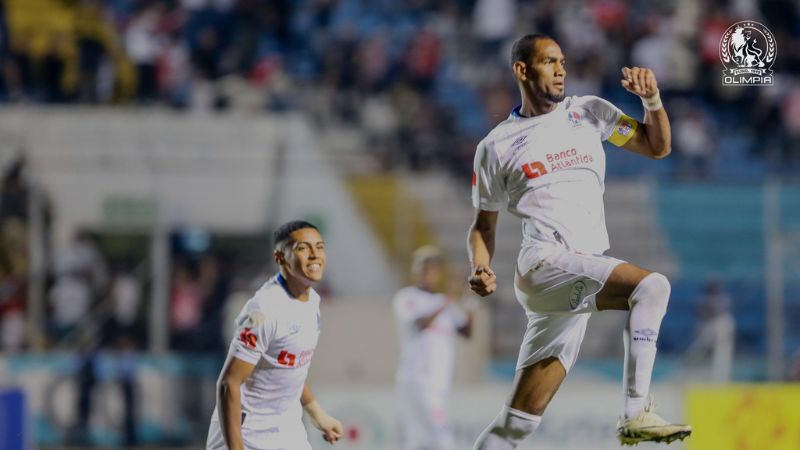 Jerry Bengtson celebra los dos goles anotados frente a Motagua y haber alcanzado el récord de Wilmer Velásquez con 196 tantos en Liga Nacional.